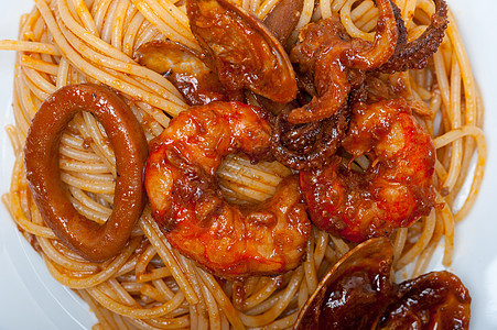 意大利海鲜意大利面配红番茄酱面条乡村蛤蜊午餐香菜美食食物动物木头甲壳图片