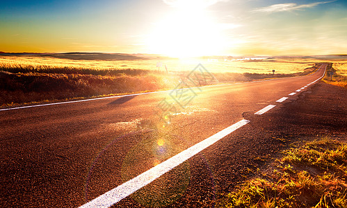 绝壁公路太阳蓝色的高清图片