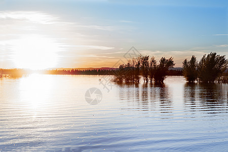 湖和日落图片