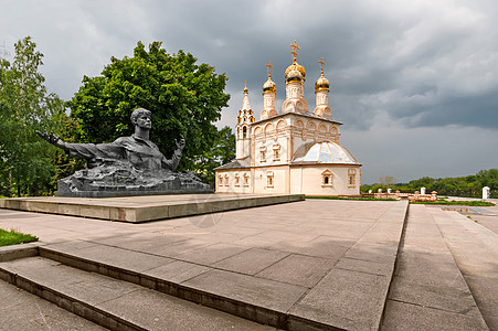 2013年8月7日 俄罗斯梁赞(Ryazan) 一个教堂和诗人的纪念碑图片