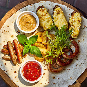 腐肉香肠和蔬菜以生锈的风格烧烤胡椒餐厅用餐营养牛肉香肠猪肉盘子午餐图片