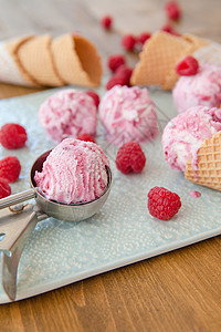 草莓冰淇淋冰淇淋勺冰棒冰淇淋水果浆果款待乡村食谱胡扯甜筒图片