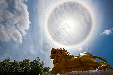 太阳与圆形彩虹太阳光环太阳狗活力圆形晴天天气风景气象彩虹白色蓝色图片