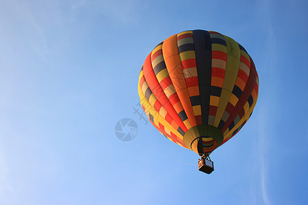 蓝色天空的气球热气运动篮子自由空气节日娱乐条纹闲暇乐趣图片