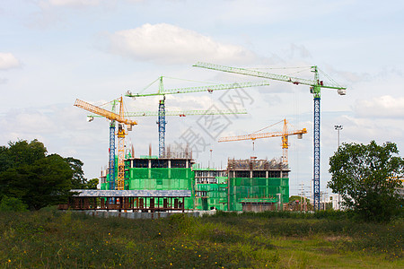 建筑起重机职场房子木板生长住房技术工程安装蓝色天空图片