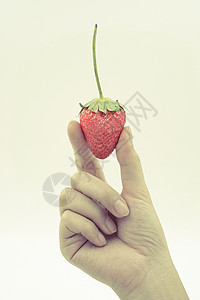 妇女手中的草莓在白色背景上被孤立女士饮食女性食品绿色食物叶子红色水果背景图片