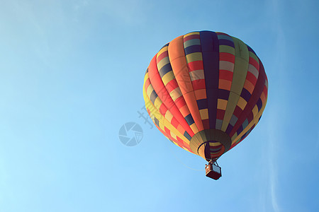 蓝色天空的气球旅行乐趣热气天线节日空气自由漂浮彩虹娱乐背景图片