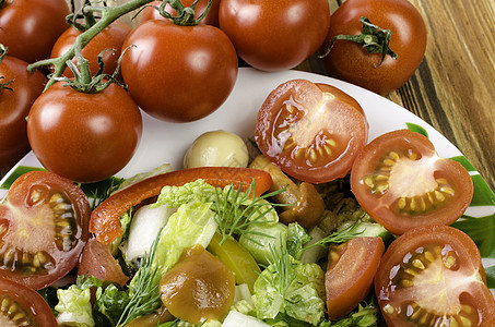 沙拉加卷心菜 西红柿和胡椒蔬菜洋葱健康白色食物饮食绿色红色盘子黄瓜图片