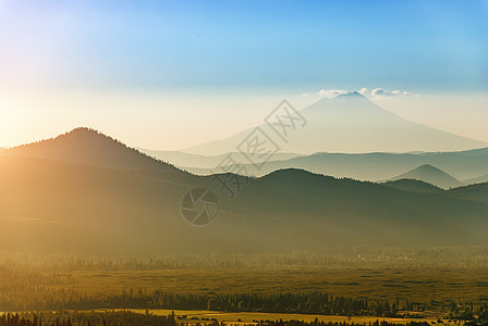 沙斯塔山旅行保护太阳顶峰绿色火山山脉公吨风景天空图片