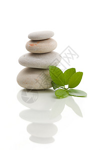 平衡禅石隔离沉思金字塔艺术团体鹅卵石禅意石头卵石脆弱性绿色背景图片