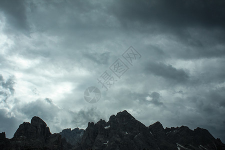 奥地利阿尔卑斯山的美丽景色森林旅行环境顶峰全景天空蓝色风景远足国家图片