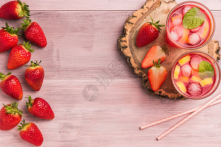 以草莓 柠檬和冰补充夏季饮料食物派对叶子果汁生活玻璃乡村水果桌子液体图片