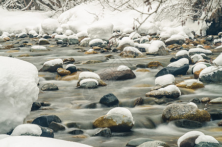 长期暴露于雪覆盖的山河拍摄图片