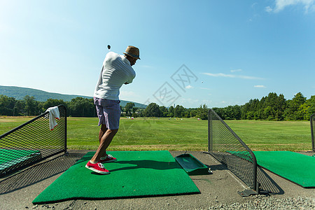 驾驶场高尔夫练习乐趣课程运动训练男人行动娱乐爱好高尔夫球假期图片