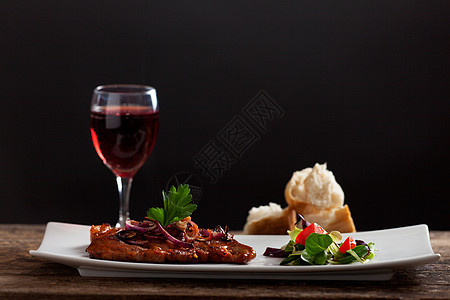烤猪肉牛排在盘子上牛扒拼盘木头沙拉香菜美食烧烤午餐乡村酒杯图片