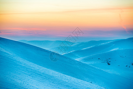 冬山日落爬坡旅行蓝色太阳阳光公园假期环境天空风景图片