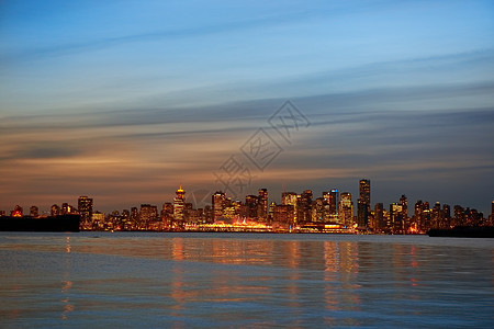 夜间城市景观蓝色场景旅游橙子日落港口反射建筑海洋图片