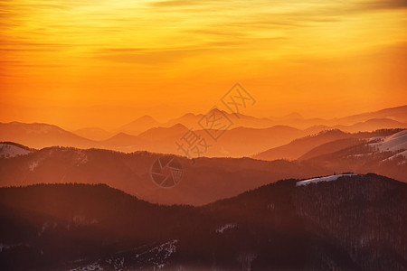 冬山日落森林天空童话山脉阳光日出风景旅行天气国家图片