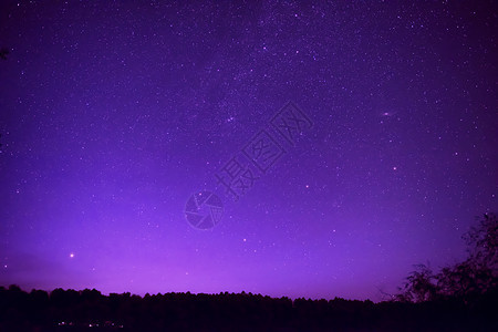 美丽的紫色夜空 繁星繁星宇宙地平线反射星云银河系星系天文学星星森林月光图片