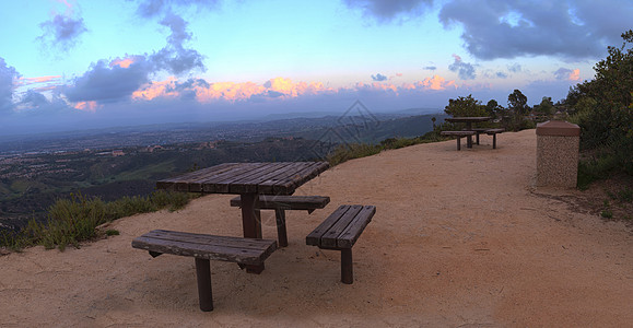 马鞍山公园日落时的世界顶峰长椅粉红色全景爬山餐桌野餐世界之巅视图天空景观背景