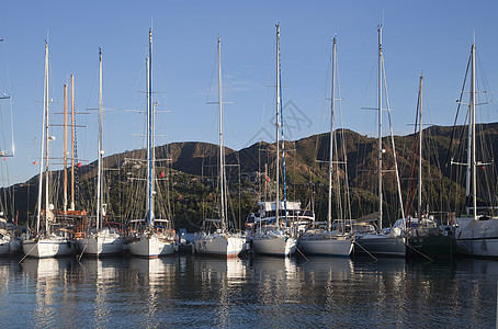 港口的游艇旅行海洋码头蓝色水平天空海滩航行海岸桅杆图片