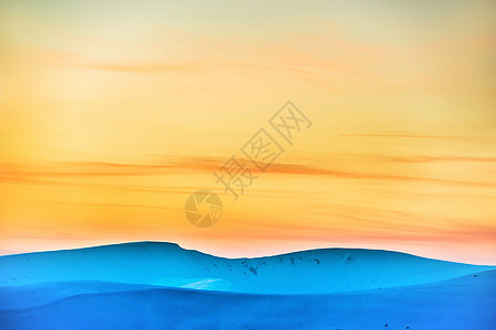冬山日落太阳阳光假期爬坡环境天空季节风景蓝色旅行图片