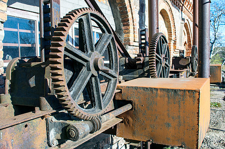 旧生锈的齿轮 机械零件旋转车轮机器圆圈绞盘废料古董传播棕色风化图片