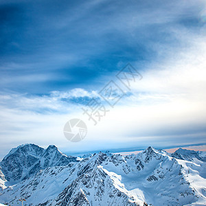 下雪时的蓝色山峰图片