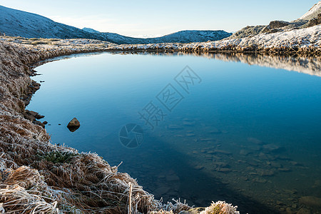 山上美丽的蓝湖反射岩石风景高山池塘山脉旅游天空公园日落图片