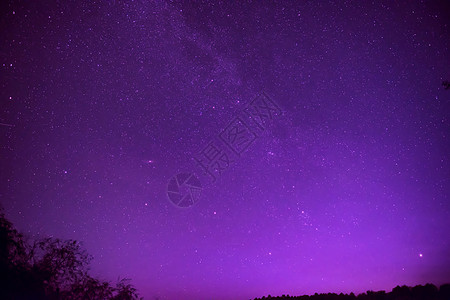 美丽的紫色夜空 繁星繁星反射星系宇宙银河系星云地平线行星星星场景天文学图片