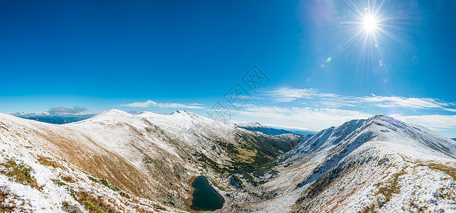 美丽的山和湖上的全景蓝色风景国家森林日出岩石旅行天空环境日落图片