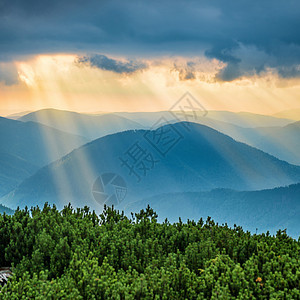 日落在蓝山上公园国家树木天空旅行太阳射线太阳光线光束山脊图片