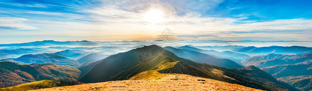 日落时的山区景观天空森林薄雾植物群旅行农村天堂公园太阳生态图片