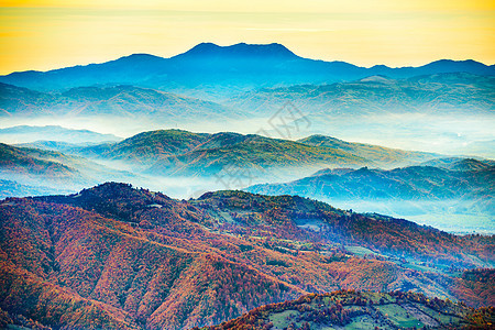 美丽的蓝山太阳天空蓝色风景日落场景橙子旅行高山岩石图片