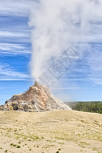 白色圆顶盖火山喷泉盆地蒸汽地质压力图片