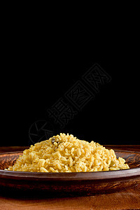 里索托和山红花在木制桌上乡村藏红花香菜午餐粮食食品素食食物黄色桌子图片