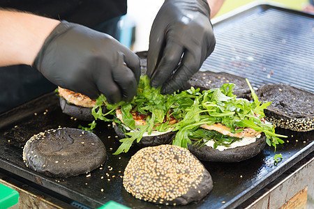 牛肉汉堡准备在食物摊位上吃街道包子大车小贩餐厅敷料沙拉牛肉小吃城市图片