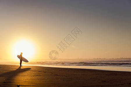 海滩上的冲浪船天空冲浪者娱乐潜水海洋日落晴天冲浪板木板男人图片