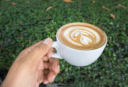 雄手紧紧握着咖啡杯子咖啡店手臂早餐男人食物茶杯陶器餐具陶瓷图片