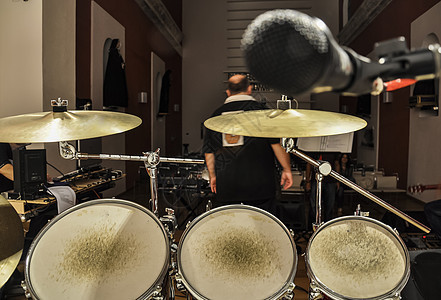 工作室中的老鼓电池白色岩石音乐会盘子音乐乐器鼓手合金娱乐图片