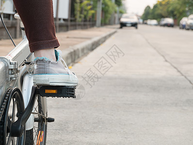 准备出发的自行车踏脚踏板背景图片