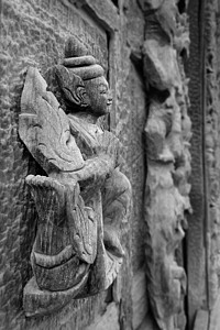 缅甸曼德勒修道院 金宫修道院 的木雕人物 金宫寺建于1880年 缅甸传统建筑风格上座部崇拜浮雕宽慰木头寺庙数字神话神社塑像图片