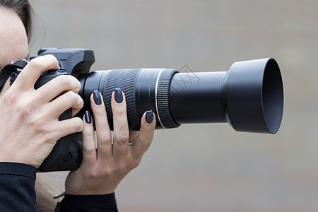 女孩手中的摄像机运动镜片艺术照片摄影师生产相机三脚架女士成人图片