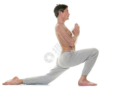 男人做瑜伽培训师专注姿势教练工作室活力冥想运动活动体操背景图片
