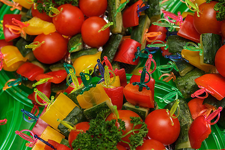 番茄 黄瓜和甜胡椒蔬菜烤串绿色红色产品午餐黄色食物甜点小吃图片