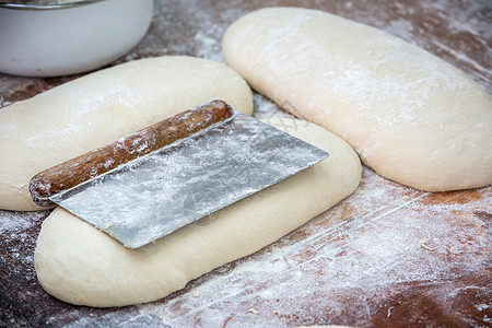 给钱糕点白色木头烘烤美食面包小麦木板烹饪厨房图片
