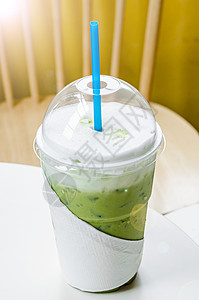 冰牛奶绿茶冰镇饮料奶油冰沙白色咖啡店奶昔桌子茶点奶油状图片
