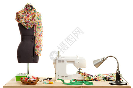一张桌子上的缝纫机费用磁带纺织品材料线程机械模型机器人体商业测量图片