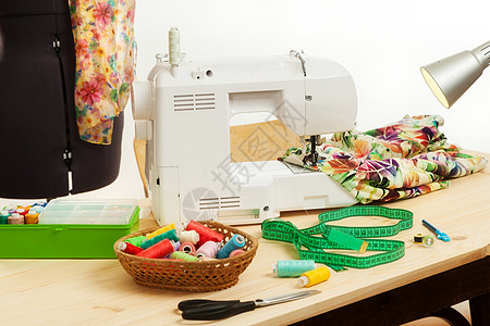一张桌子上的缝纫机费用机械接缝线程配件艺术白色纺织品技术磁带商业图片