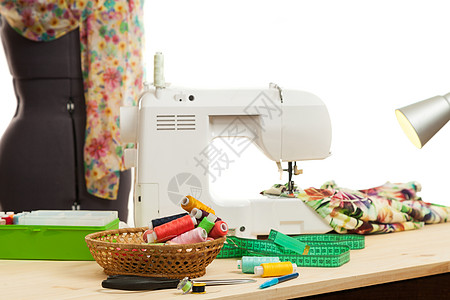 一张桌子上的缝纫机费用模型服装人体技术商业衣服艺术磁带接缝机器图片